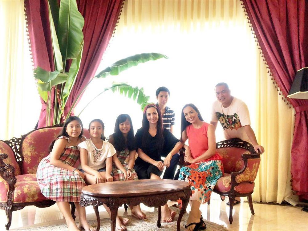 Á hậu Huyền My tiết lộ khoảnh khắc ngậm cơm chụp ảnh năm lớp 11-11