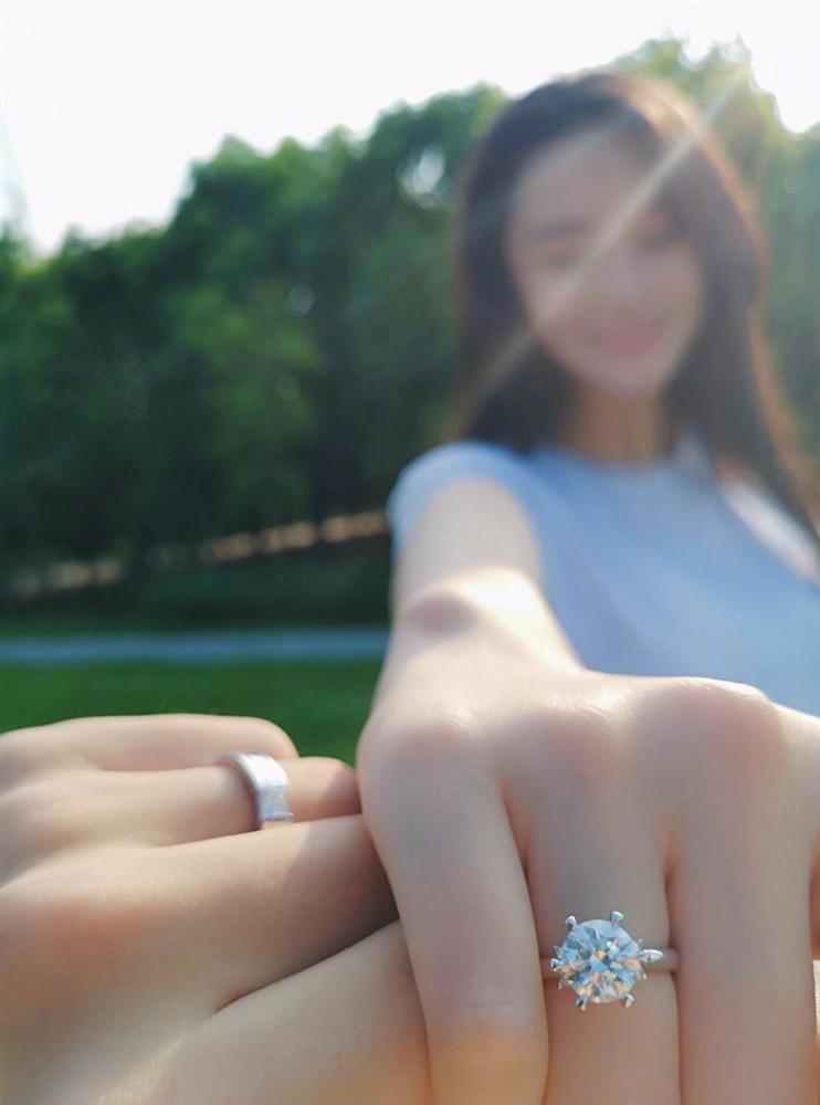 Tình địch của Phạm Băng Băng thông báo kết hôn, chuyện tình đẹp tựa Hậu Duệ Mặt Trời đời thực-9