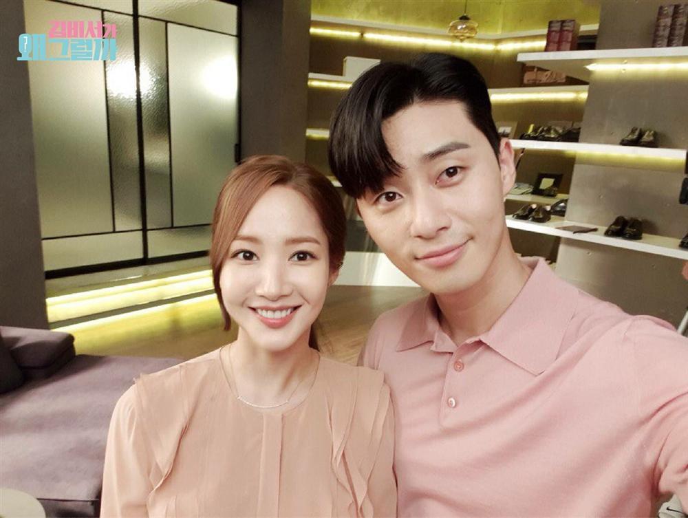 Park Min Young và Park Seo Joon chiếm sóng showbiz Hàn tháng 8-1