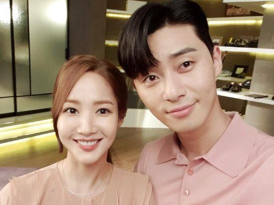Park Min Young và Park Seo Joon 'chiếm sóng' showbiz Hàn tháng 8