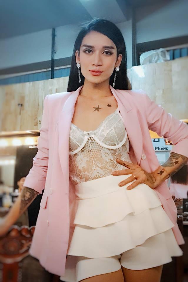 BB Trần banh cúc áo, tự tin khoe vòng 1 với áo ngực-1