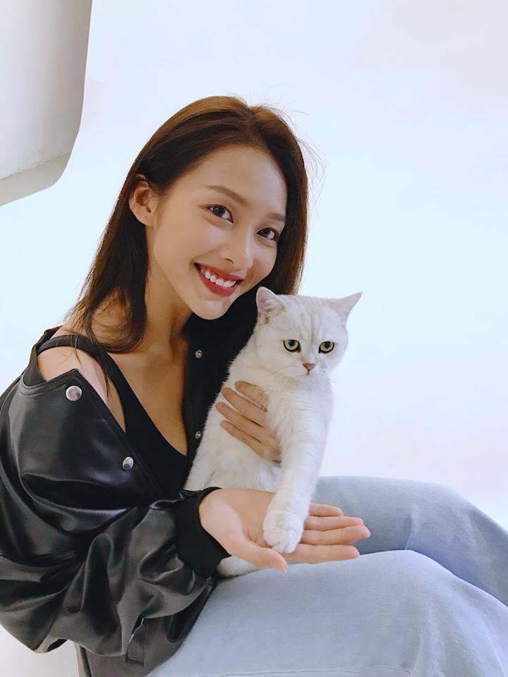 BB Trần banh cúc áo, tự tin khoe vòng 1 với áo ngực-4