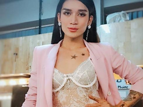 BB Trần banh cúc áo, tự tin khoe vòng 1 với áo ngực