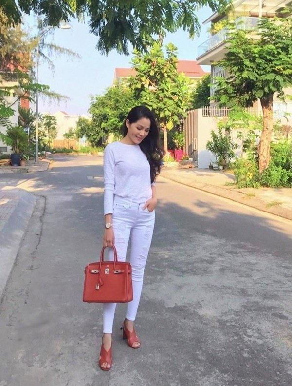 Vợ MC Quyền Linh sang chảnh hết nấc với loạt đồ hiệu-9