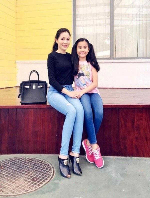 Vợ MC Quyền Linh sang chảnh hết nấc với loạt đồ hiệu-11