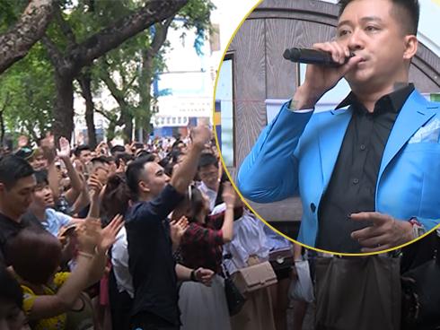 Hàng trăm người tập trung đứng trước nhà Tuấn Hưng nghe hát từ ban công