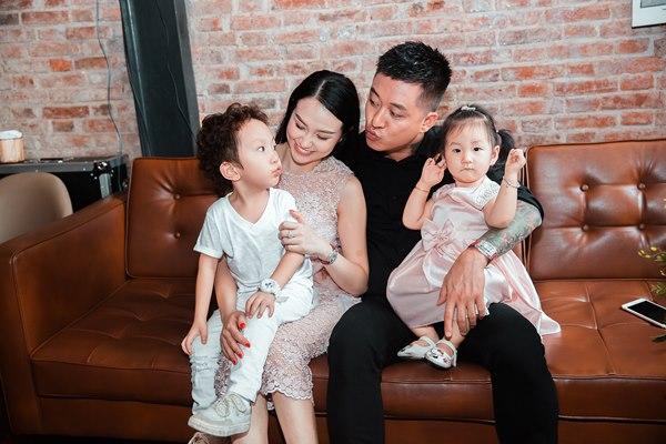 Hàng trăm người tập trung đứng trước nhà Tuấn Hưng nghe hát từ ban công-11