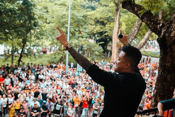 Hàng trăm người tập trung đứng trước nhà Tuấn Hưng nghe hát từ ban công-1