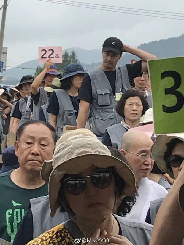 Fan bắt gặp Jo In Sung giản dị đi du lịch tại Trung Quốc-1