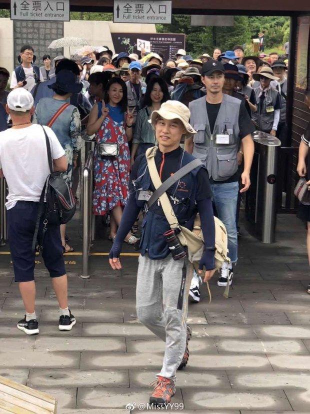 Fan bắt gặp Jo In Sung giản dị đi du lịch tại Trung Quốc-8