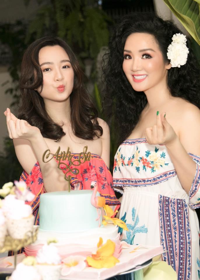 Sau thời gian im hơi lặng tiếng, Anh Sa - con gái Giáng My tái xuất cực xinh đẹp bên mẹ trong tiệc sinh nhật tuổi 24-3