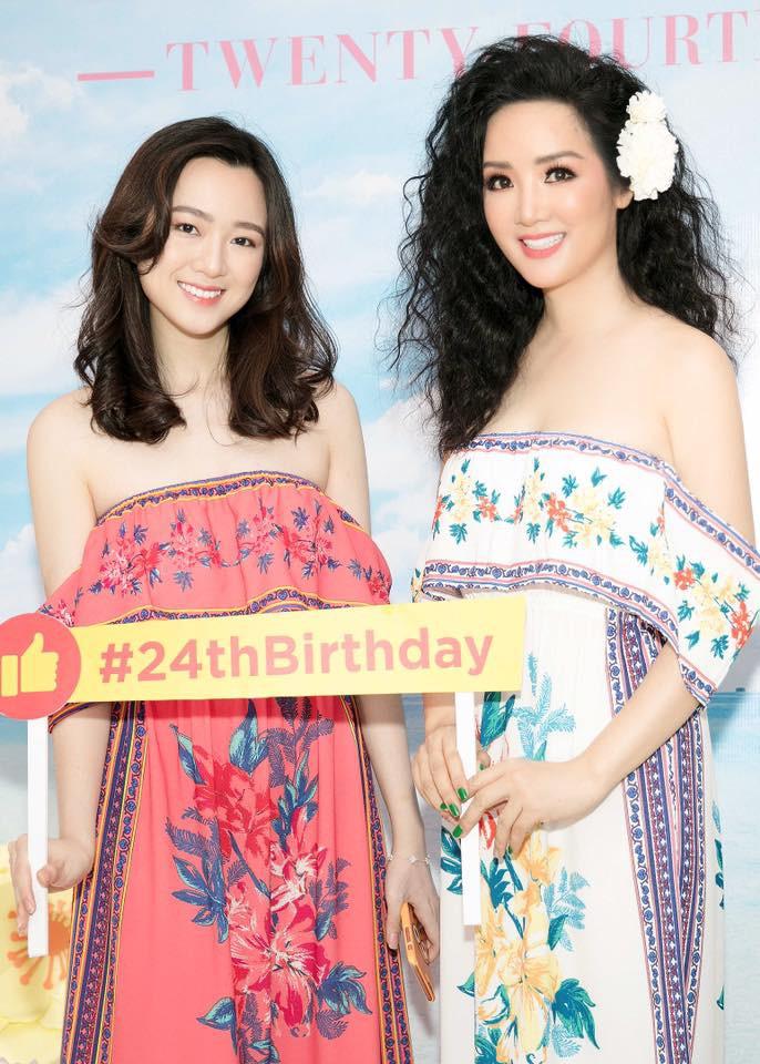 Sau thời gian im hơi lặng tiếng, Anh Sa - con gái Giáng My tái xuất cực xinh đẹp bên mẹ trong tiệc sinh nhật tuổi 24-5