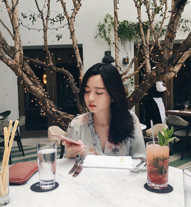 Sau thời gian im hơi lặng tiếng, Anh Sa - con gái Giáng My tái xuất cực xinh đẹp bên mẹ trong tiệc sinh nhật tuổi 24-7