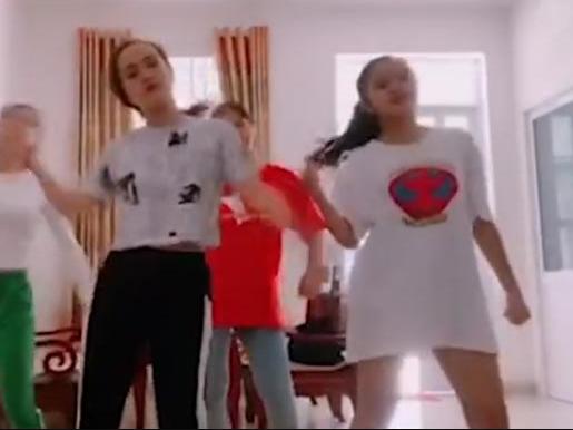 Nhóm bạn trẻ mặc áo mưa nhảy múa trên đường gây tranh cãi-2