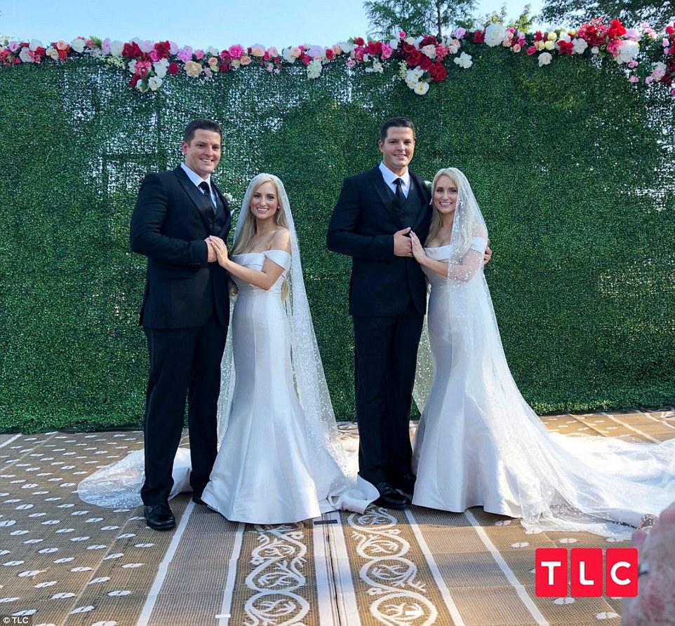 Đám cưới hai cặp song sinh khiến dân tình hoang mang không phân biệt nổi cô dâu, chú rể-1