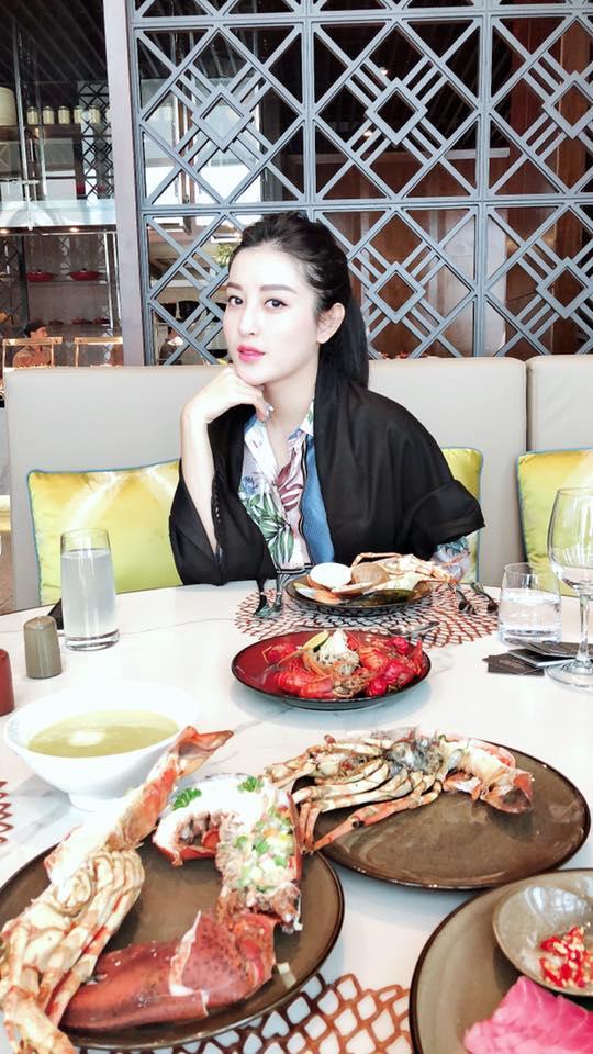 Thu Minh uốn éo phô diễn hình thể với bikini đen-8