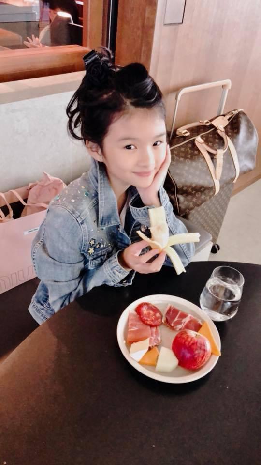 Thu Minh uốn éo phô diễn hình thể với bikini đen-12