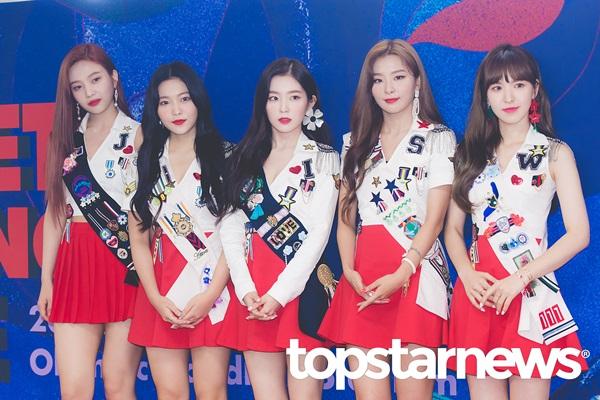 Irene được fan gọi là visual thế kỷ trong lần đầu tiên diện áo xẻ ngực-2