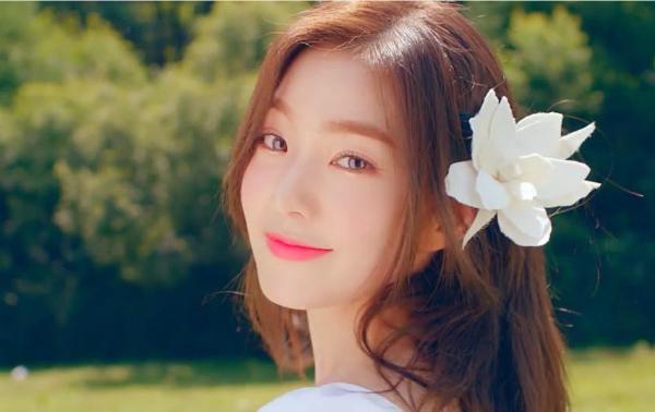 Irene được fan gọi là visual thế kỷ trong lần đầu tiên diện áo xẻ ngực-4