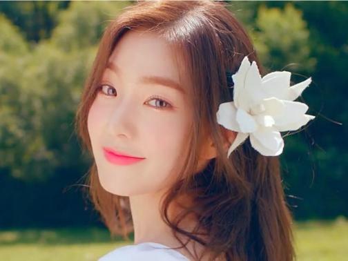 Irene được fan gọi là 'visual thế kỷ' trong lần đầu tiên diện áo xẻ ngực