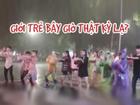 Nhóm bạn trẻ mặc áo mưa nhảy múa trên đường gây tranh cãi