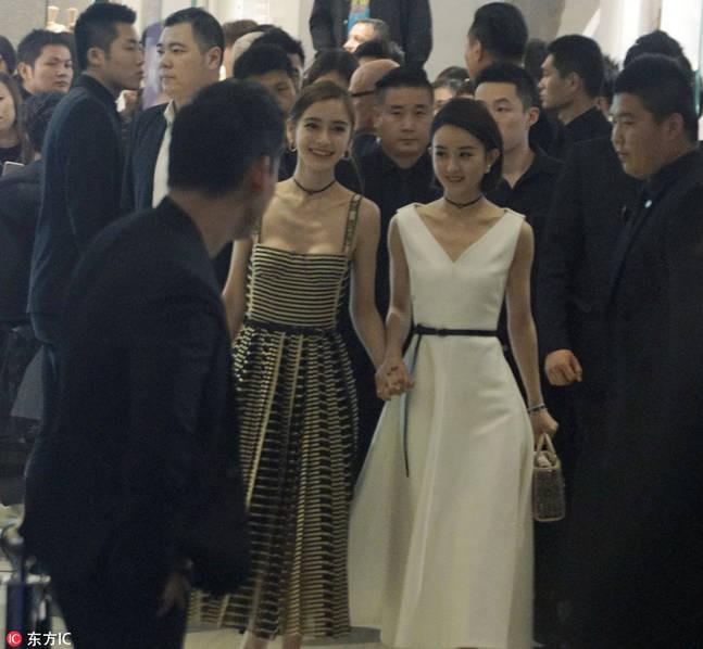 Mỹ nhân Việt lăng-xê đầm hai dây cúp ngực kén dáng: Người lên hương - kẻ thảm họa không ngờ-1