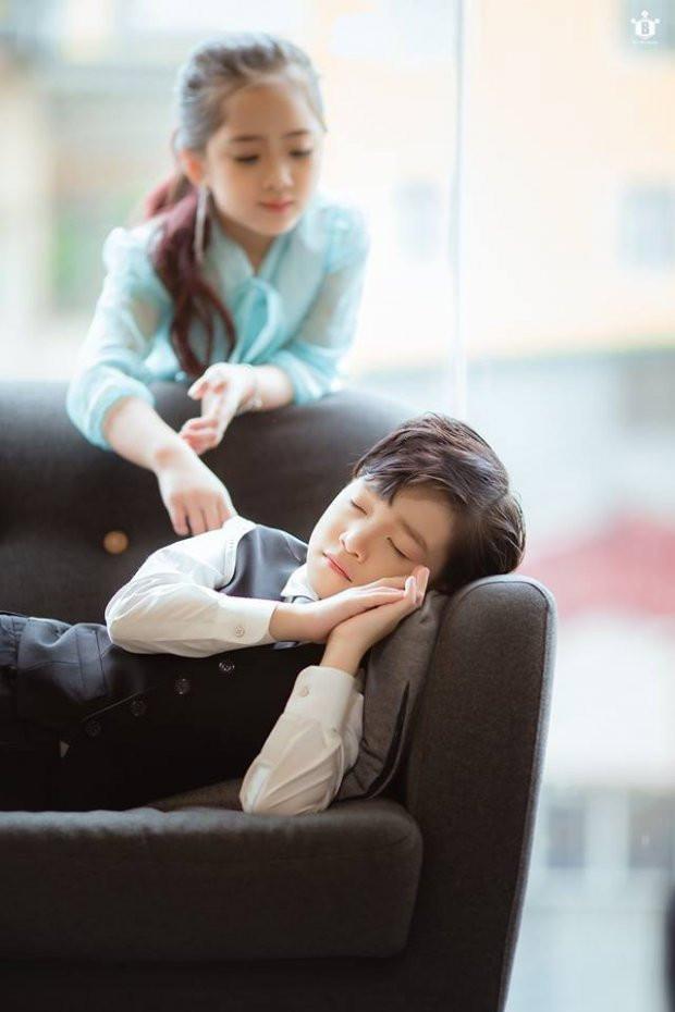 Lịm tim với bộ ảnh Thư ký Kim sao thế? không thể đáng yêu hơn của cặp mẫu nhí đình đám-4