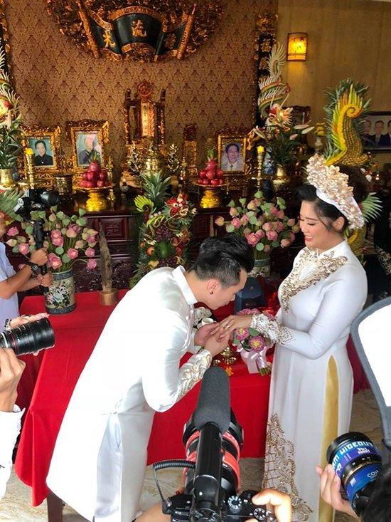 Hé lộ những bức ảnh cưới hiếm hoi tuyệt đẹp của con gái nghệ sĩ Hồng Vân bên chồng Việt Kiều-3