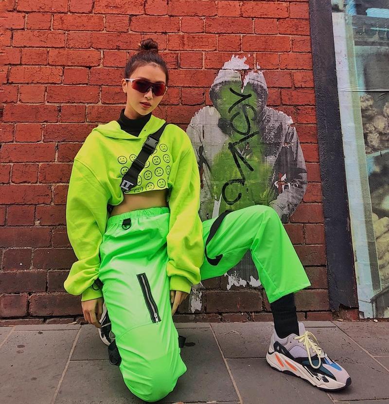 Chơi màu neon xịn xò như Quỳnh Anh Shyn - Phí Phương Anh: bảo đảm nổi bần bật giữa đám đông luôn!-8