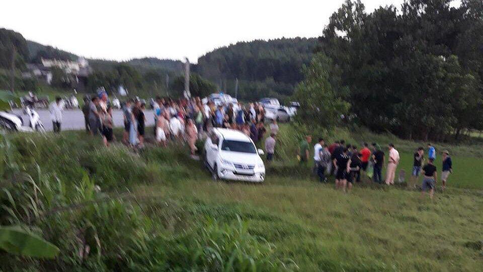 Quảng Ninh: Húc xe CSGT, ô tô nghi chở ma túy lao xuống đồng cỏ-1