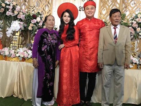 Hình ảnh hiếm hoi của Vân Navy và bạn trai doanh nhân trong lễ ăn hỏi