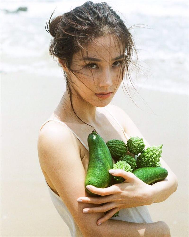 Mẹ đẻ Angela Phương Trinh được khen lão hóa ngược trẻ đẹp không kém con gái-4