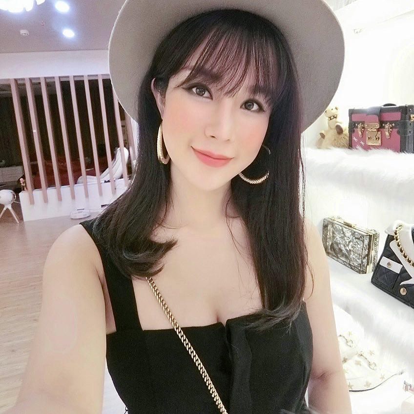 Mẹ đẻ Angela Phương Trinh được khen lão hóa ngược trẻ đẹp không kém con gái-5