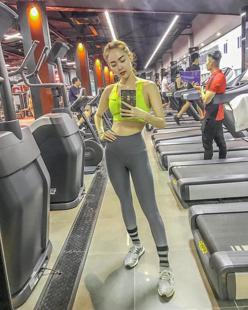 Mẹ đẻ Angela Phương Trinh được khen lão hóa ngược trẻ đẹp không kém con gái-12