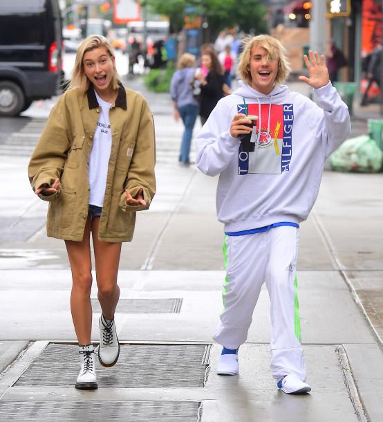 Không chỉ mê quần tụt, Justin Bieber còn suốt ngày đi đôi dép lê huyền thoại khi sánh đôi với vợ sắp cưới-6