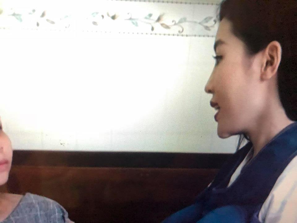 BỨC ẢNH HOT NHẤT TRONG NGÀY: Khẳng định đẹp nhờ bấm huyệt, Kỳ Duyên không may để lộ dấu vết lạ-3