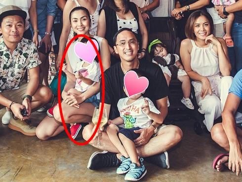 Tiểu công chúa nhà Tăng Thanh Hà lần đầu lộ diện cùng ba mẹ và anh trai