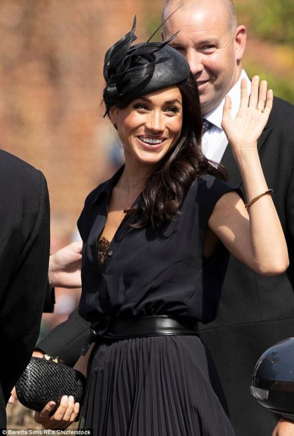 Vướng lùm xùm gia đình, Meghan Markle vẫn giúp chiếc váy lộ nội y vô duyên được bán hết sạch chỉ sau vài giờ-2