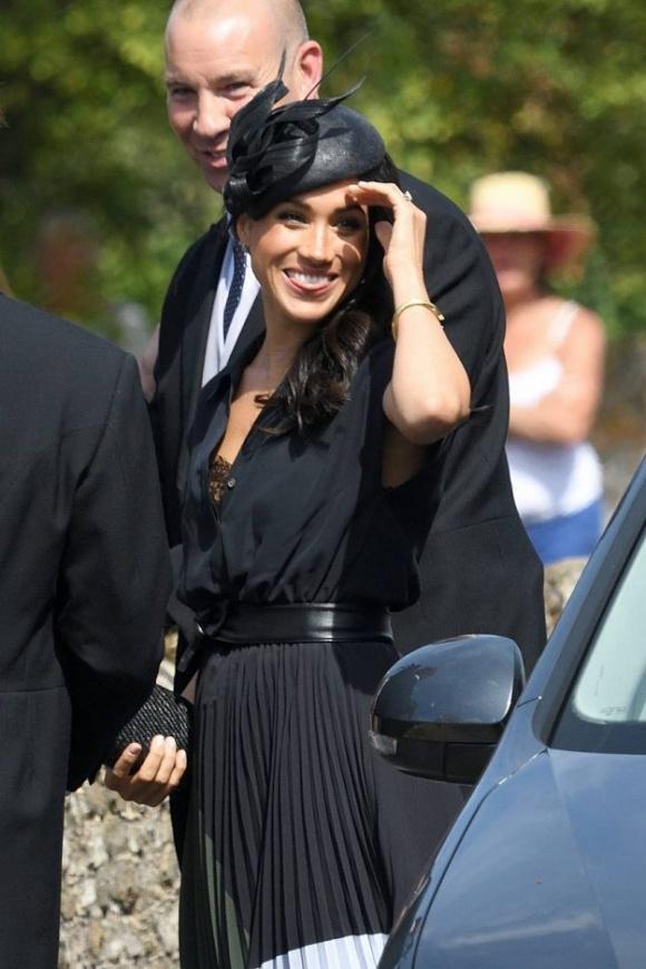 Vướng lùm xùm gia đình, Meghan Markle vẫn giúp chiếc váy lộ nội y vô duyên được bán hết sạch chỉ sau vài giờ-3