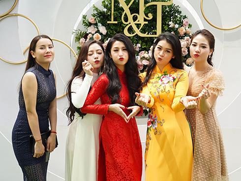 Ngắm trọn dàn 'trai xinh gái đẹp' trong lễ ăn hỏi của Vân Navy