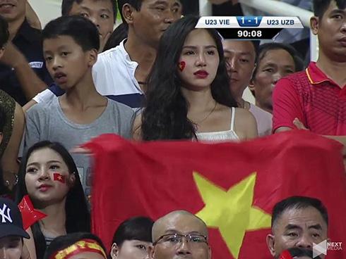 'Hotgirl World Cup' gây chú ý trong trận U23 Việt Nam - Uzbekistan