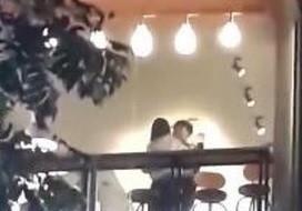 Đôi trẻ mây mưa ở quán trà sữa đáng trách hay dân mạng quá độc ác?-1