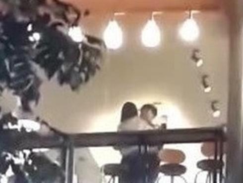 Hành khách phẫn nộ vì cặp đôi định mây mưa trên tàu điện-1