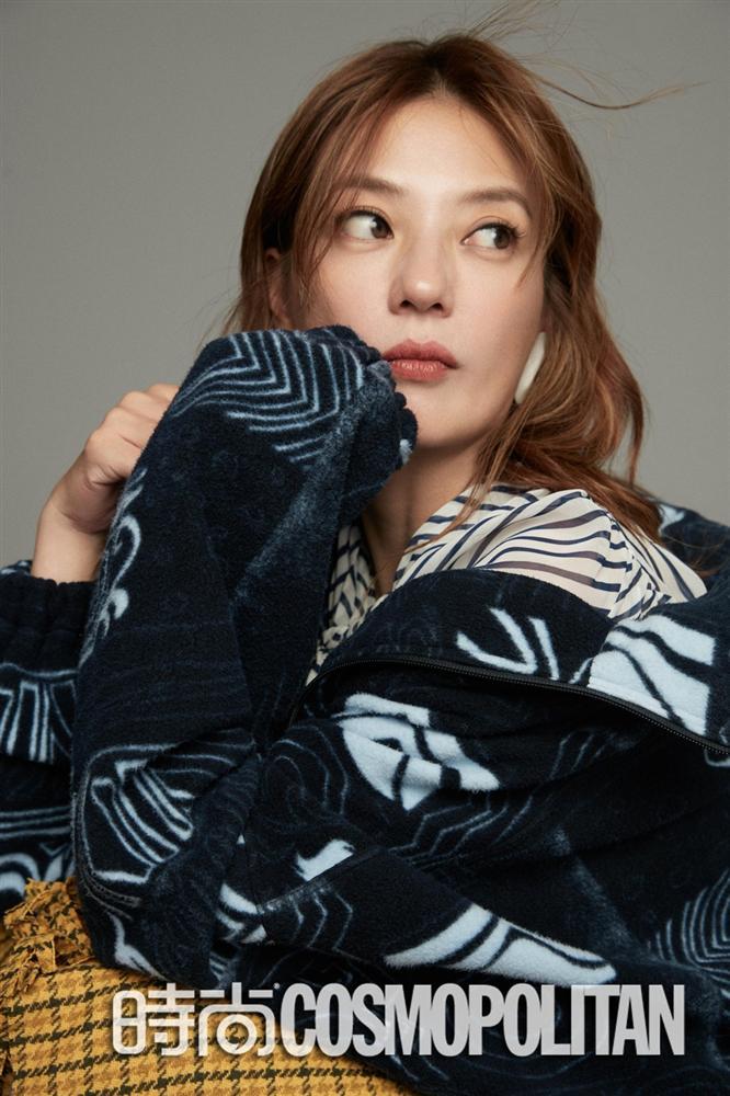 Cặp đôi quốc dân Triệu Vy - Tô Hữu Bằng tình tứ trên bìa tạp chí-7