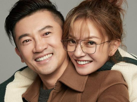 'Cặp đôi quốc dân' Triệu Vy - Tô Hữu Bằng tình tứ trên bìa tạp chí