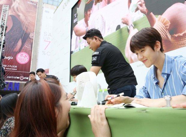 50.000 fan Thái xếp hàng dưới cái nắng chói chang: Ai nói sức hút của EXO hạ nhiệt?-3