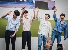 50.000 fan Thái xếp hàng dưới cái nắng chói chang: Ai nói sức hút của EXO 'hạ nhiệt'? 50.000 fan Thái xếp hàng dưới cái nắng chói chang: Ai nói sức hút của EXO 'hạ nhiệt'?