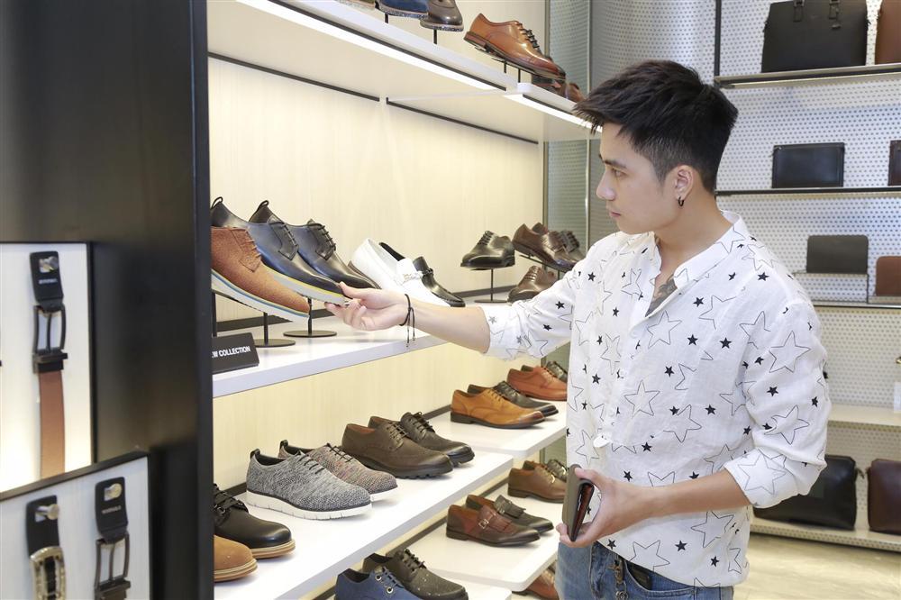 Ly Kute thích thú quay clip con trai hóa thành vịt con chơi đùa dưới mưa-5