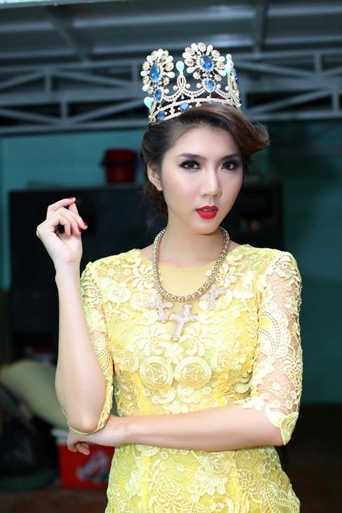 Gia nhập câu lạc bộ kiều nữ đội vương miện, Hồ Ngọc Hà lấn át chị em showbiz với vẻ đẹp quên sầu-10