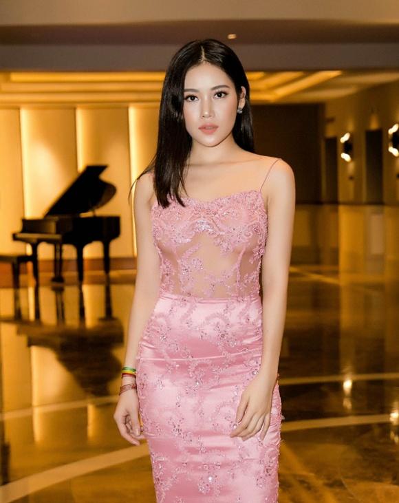 Lần thứ 2 lộ miếng dán ngực kém duyên, Đỗ Mỹ Linh đứng đầu TOP SAO MẶC XẤU tuần qua-2